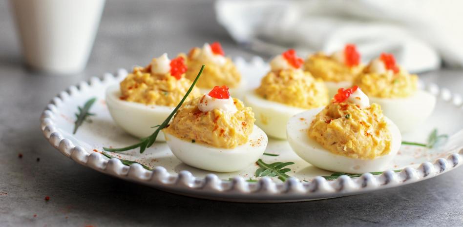 Receta de huevos rellenos de atún con tomate ¡perfecta para las mesas del  verano!