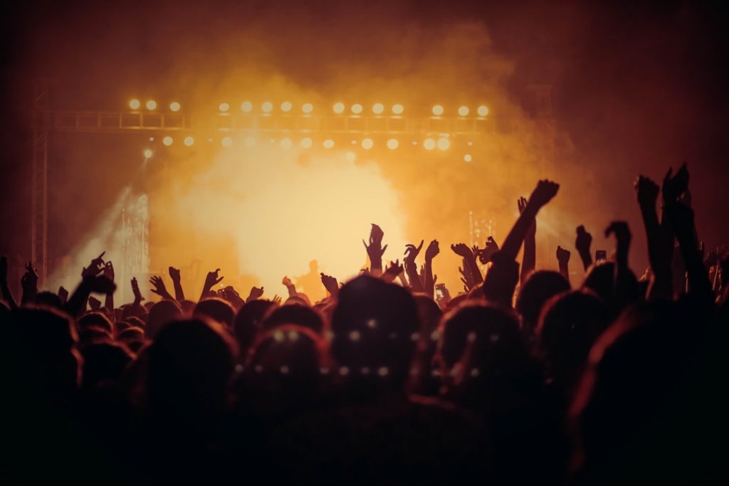 Ambiente de concierto nocturno, imagen ilustrativa de la actuación de Siempre Así en Marchena