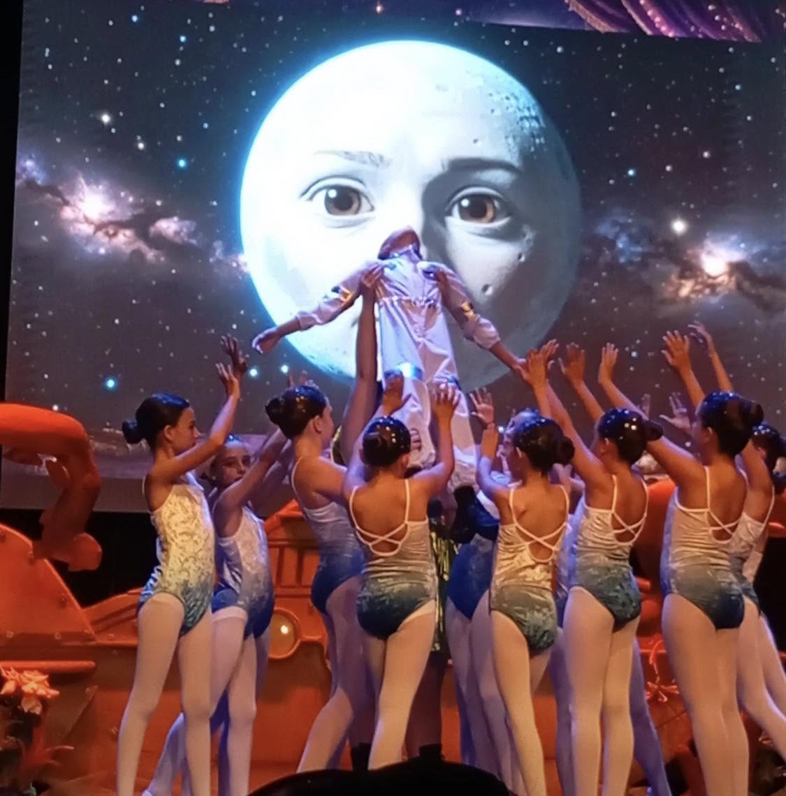 Alumnado de Flow Escuela de Danza durante una representación teatral y de ballet
