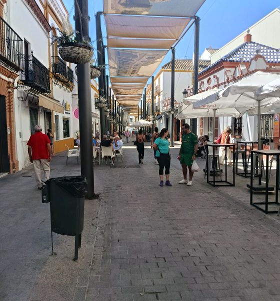 Calle de Marchena con terrazas y comercios, septiembre de 2026