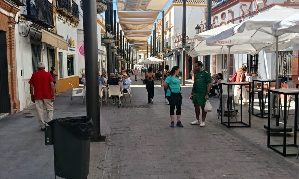 Calle de Marchena con terrazas y comercios, septiembre de 2026