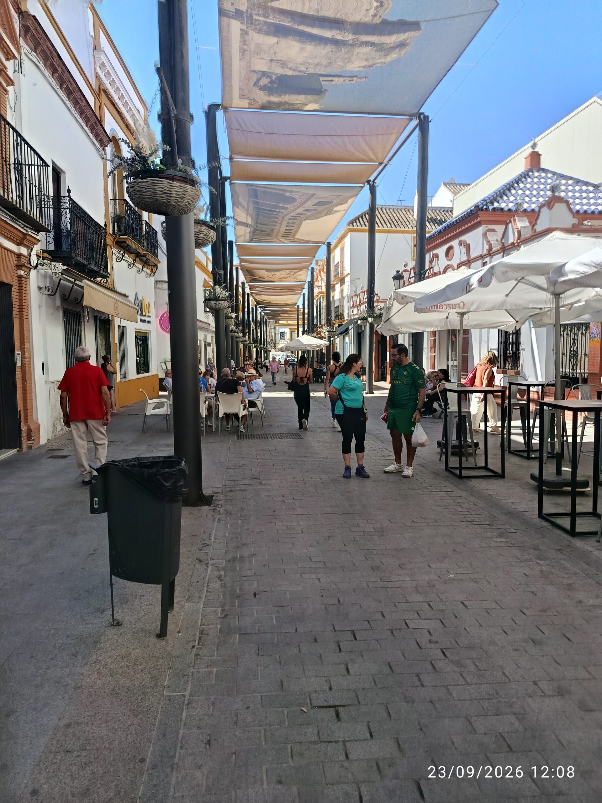 Calle de Marchena con terrazas y comercios, septiembre de 2026
