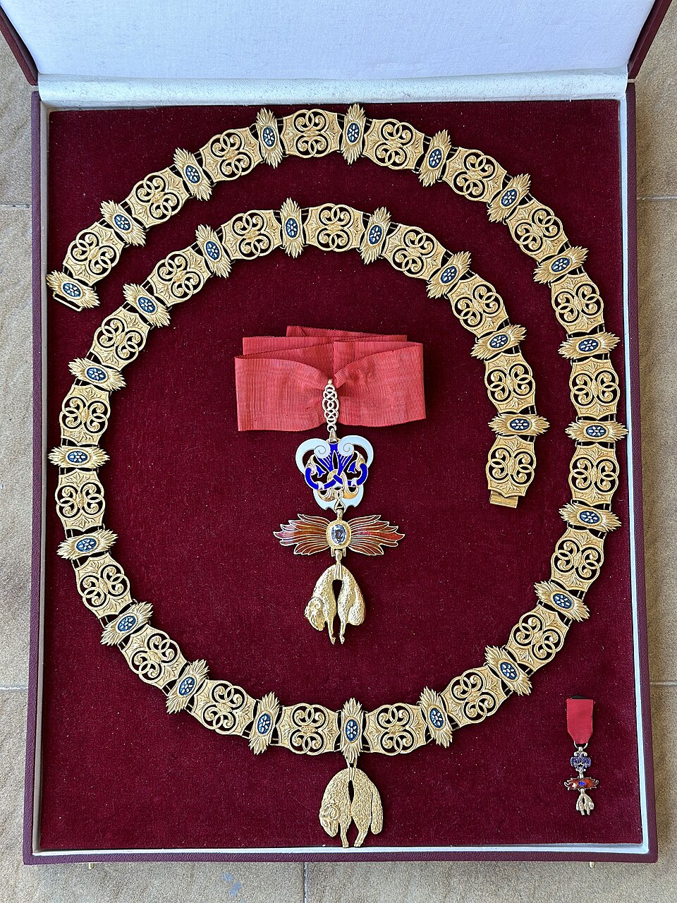 Collar, insignia de cuello y miniatura de la Orden española del Toisón de Oro