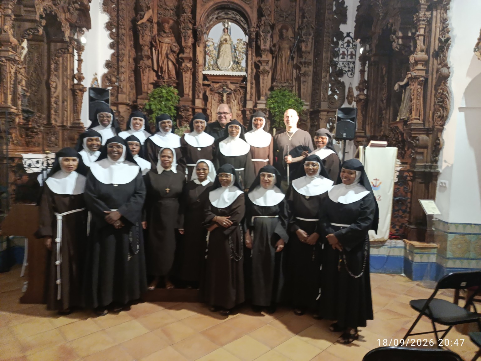Religiosas franciscanas y participantes en el convento de Santa María de Marchena tras el acto Luz en la oscuridad