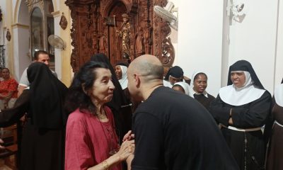 José conversa con una asistente al término del acto Luz en la oscuridad en Marchena