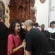 José conversa con una asistente al término del acto Luz en la oscuridad en Marchena