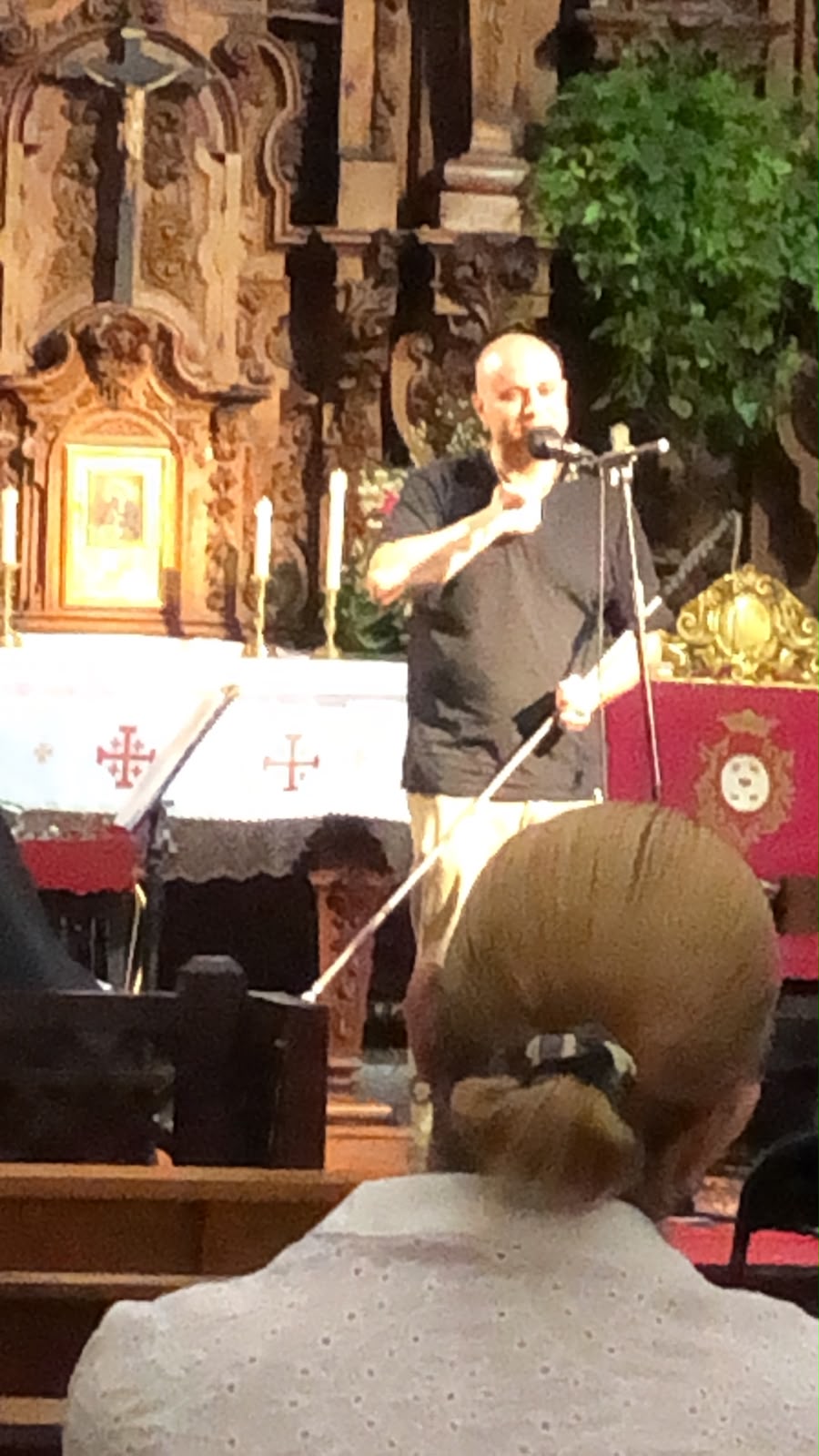 José durante su testimonio de conversión en el acto Luz en la oscuridad en Marchena