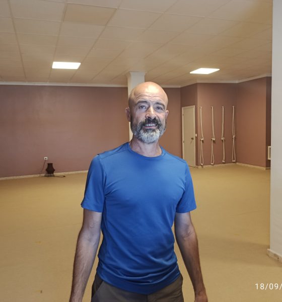 Juan Antonio Requena durante la entrevista en el centro Prana Yoga de Marchena
