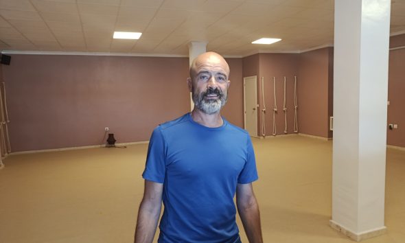 Juan Antonio Requena durante la entrevista en el centro Prana Yoga de Marchena