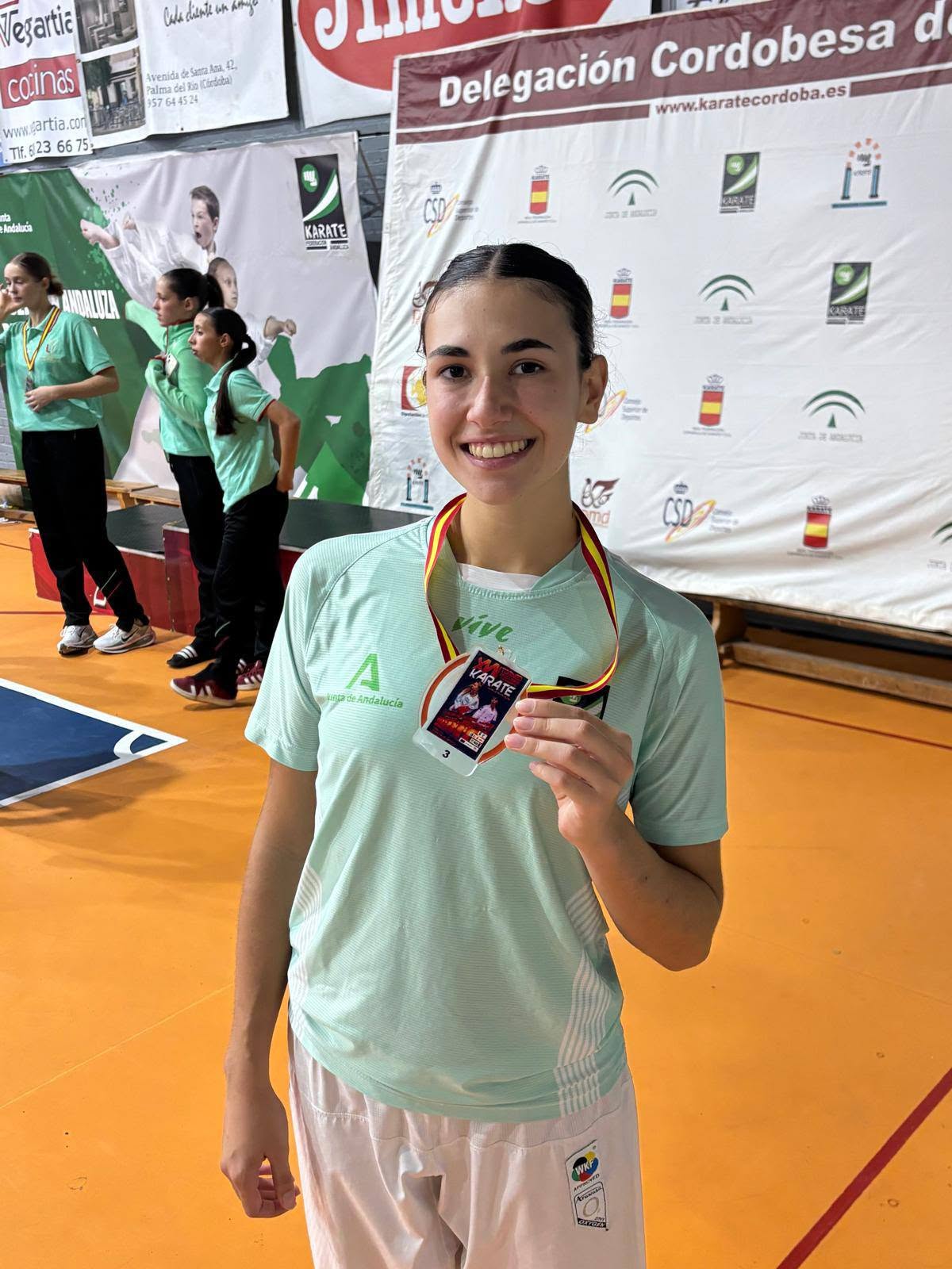 Marta Rodríguez Paque con su medalla de bronce en el Campeonato Internacional de Karate de Palma del Río