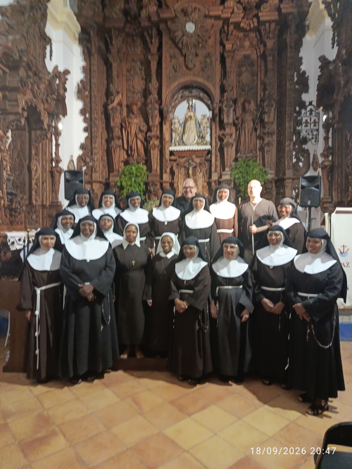 Grupo de religiosas franciscanas en el convento de Santa María de Marchena tras el acto Luz en la oscuridad