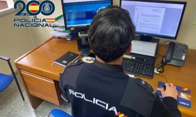 Agente de la Policía Nacional durante una investigación. Imagen facilitada por Policía Nacional para la operación desarrollada en Sevilla.