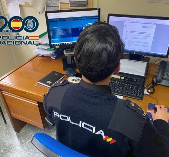 Agente de la Policía Nacional durante una investigación. Imagen facilitada por Policía Nacional para la operación desarrollada en Sevilla.