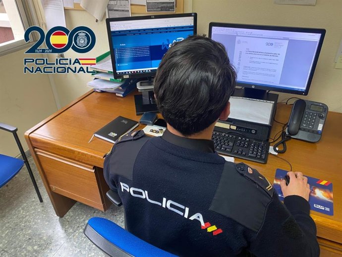 Agente de la Policía Nacional durante una investigación. Imagen facilitada por Policía Nacional para la operación desarrollada en Sevilla.