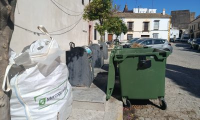 Contenedores de superficie junto a los buzones de contenedores soterrados en la plaza de la Cárcel del barrio de San Juan de Marchena