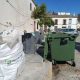 Contenedores de superficie junto a los buzones de contenedores soterrados en la plaza de la Cárcel del barrio de San Juan de Marchena