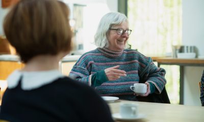 Dos personas de distintas generaciones conversan, imagen ilustrativa sobre cómo cambian las ideas políticas con la edad