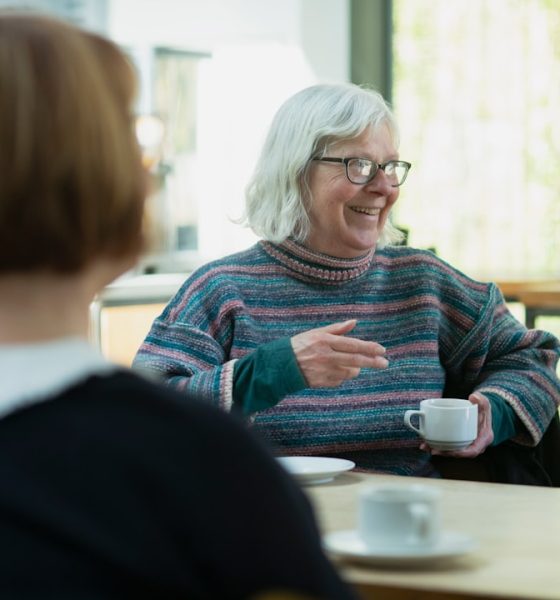 Dos personas de distintas generaciones conversan, imagen ilustrativa sobre cómo cambian las ideas políticas con la edad