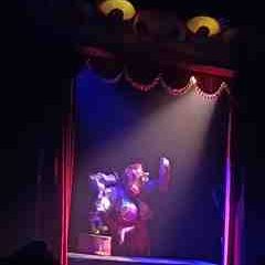 Escena de «Es-Puto Cabaret» de El Espejo Negro en el Auditorio Pepe Marchena