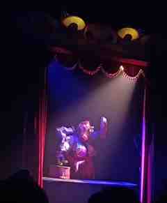 Escena de «Es-Puto Cabaret» de El Espejo Negro en el Auditorio Pepe Marchena