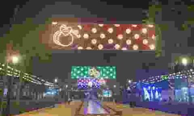 Alumbrado de la Feria de La Puebla de Cazalla 2026 durante la noche inaugural