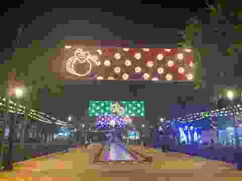 Alumbrado de la Feria de La Puebla de Cazalla 2026 durante la noche inaugural