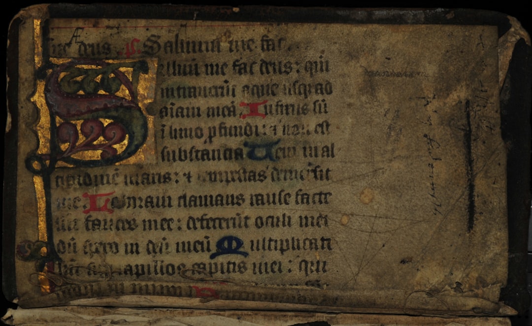 Libro y documento histórico, imagen ilustrativa para una investigación sobre Osuna en PARES