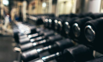 Mancuernas en una sala de entrenamiento