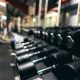 Mancuernas en una sala de entrenamiento