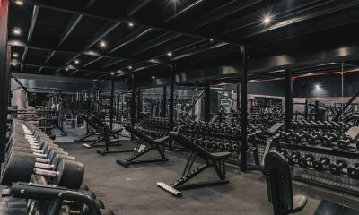 Sala de gimnasio con máquinas y pesos