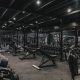Sala de gimnasio con máquinas y pesos