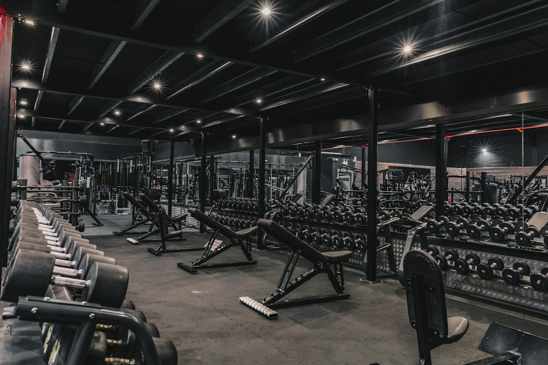 Sala de gimnasio con máquinas y pesos