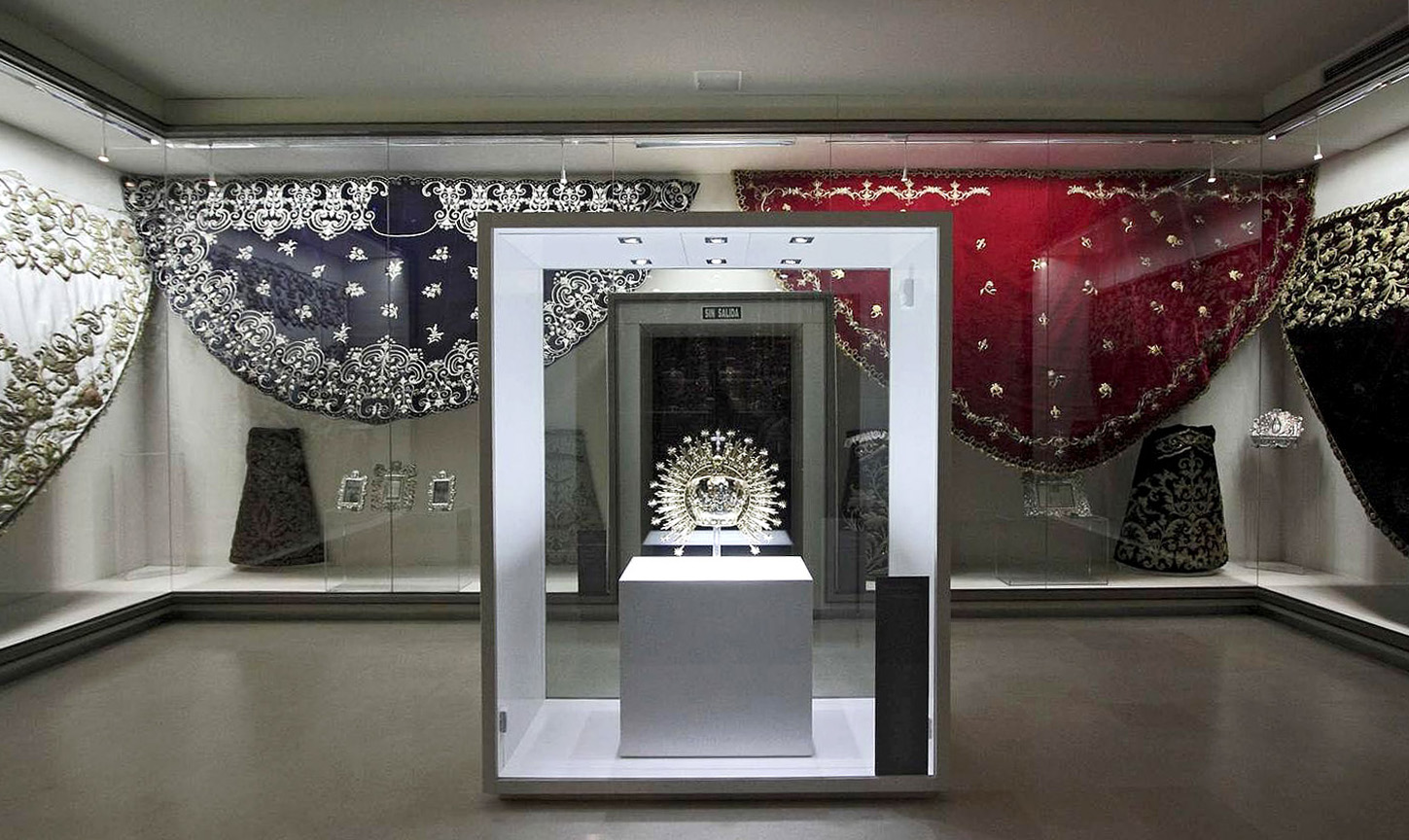 Interior del Tesoro-Museo de la Hermandad de la Esperanza Macarena de Sevilla