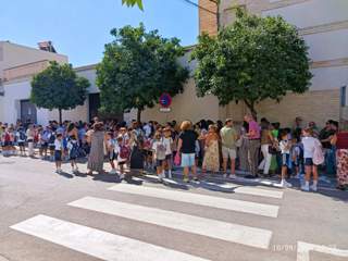 Familias y escolares a las puertas de un colegio de Marchena en la vuelta al cole del 10 de septiembre de 2026