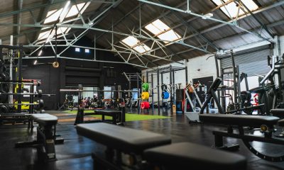 Zona de fuerza con bancos y equipamiento de entrenamiento