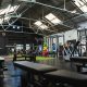 Zona de fuerza con bancos y equipamiento de entrenamiento
