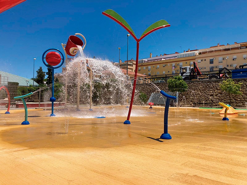 Zona municipal de juegos de agua de Marchena durante la temporada de verano