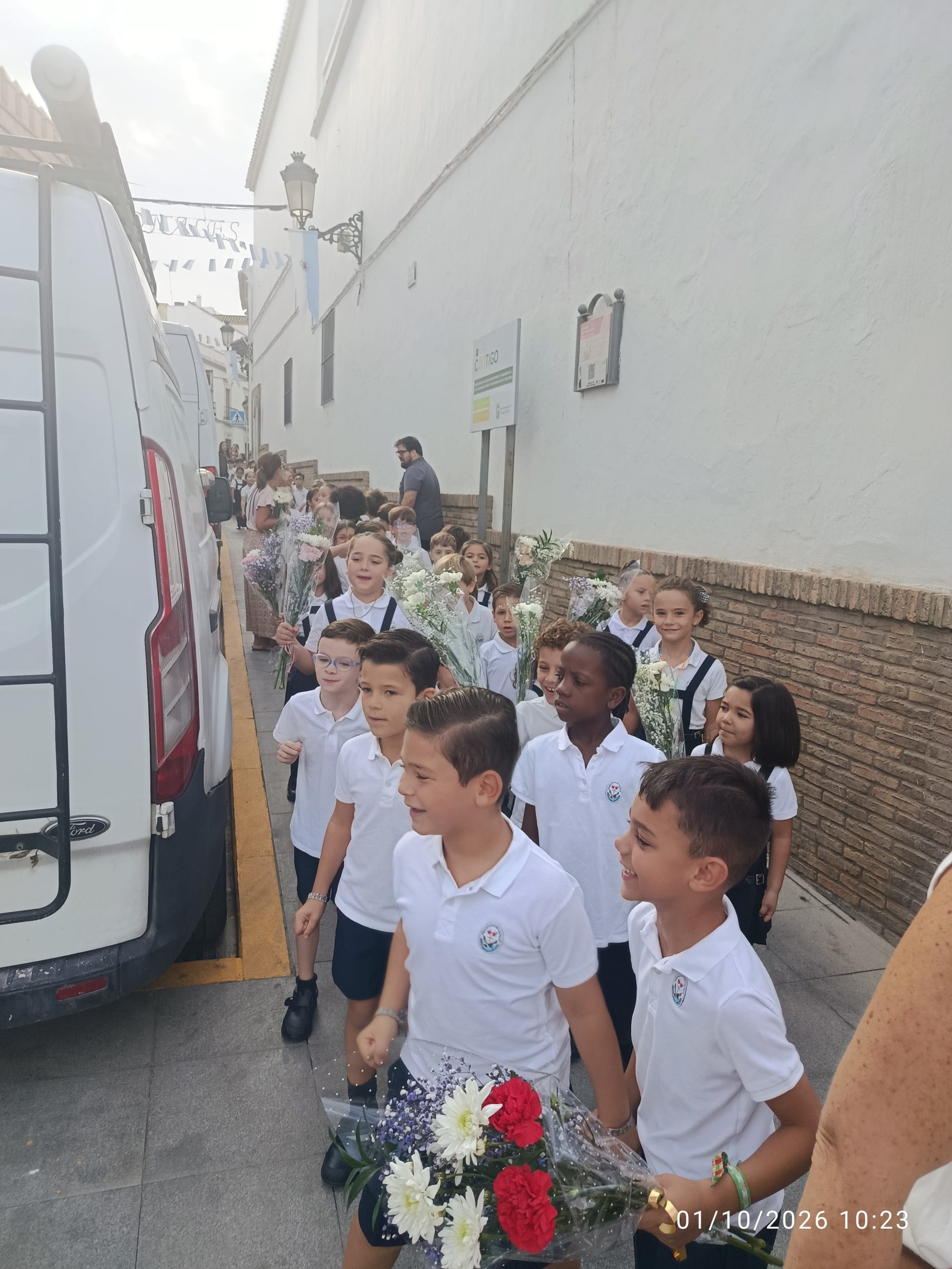 Escolares de Marchena con flores camino de Santo Domingo