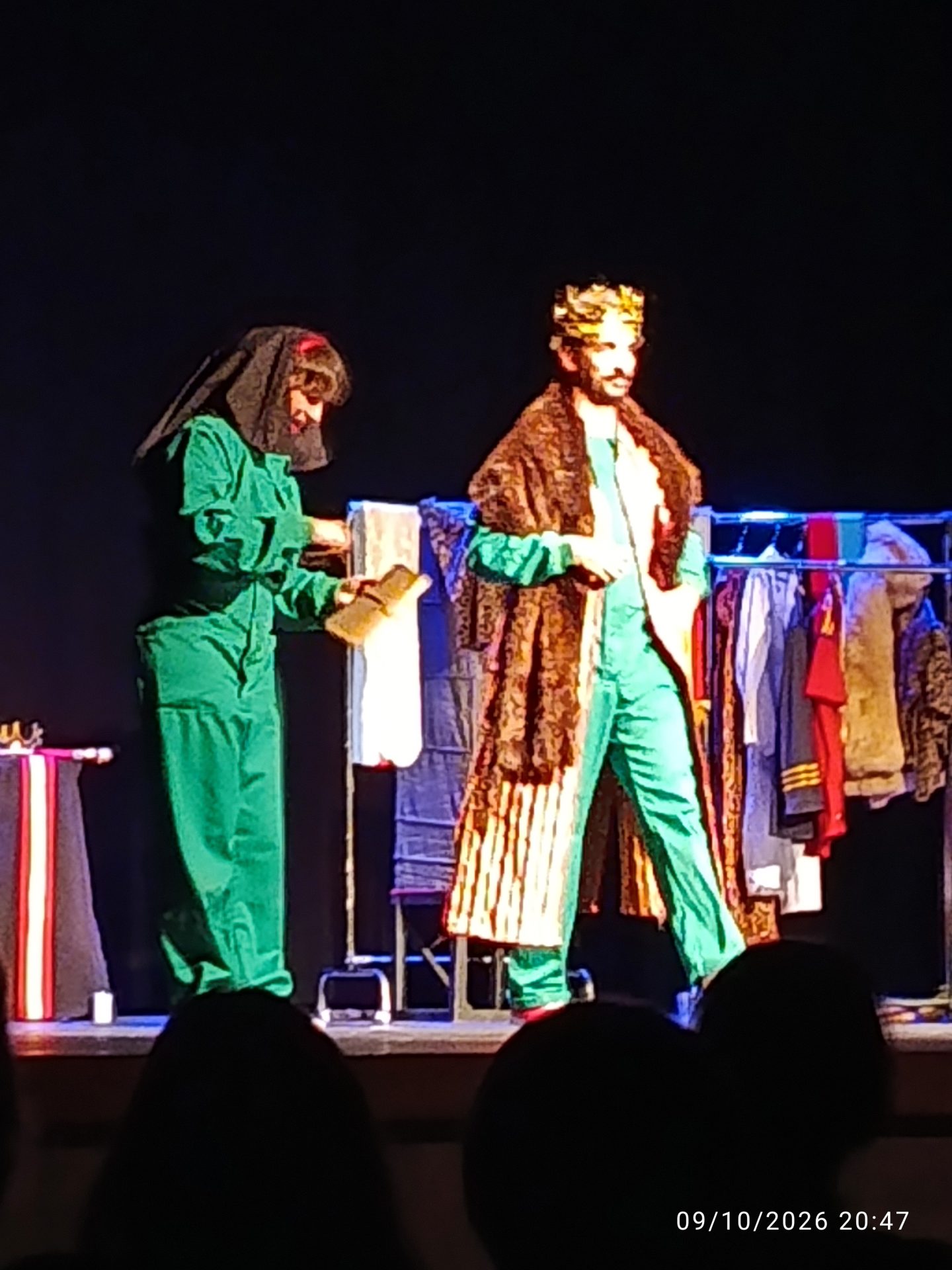 Escena con corona y capa en La verdadera historia de España; Auditorio Pepe Marchena, 9 de octubre de 2026