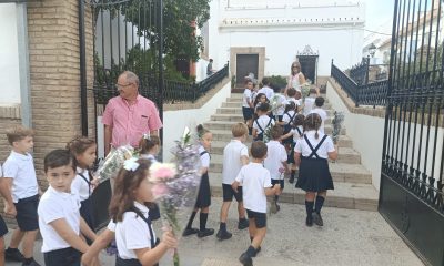 Escolares de Marchena con flores en Santo Domingo durante el inicio del triduo de la Virgen del Rosario