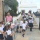 Escolares de Marchena con flores en Santo Domingo durante el inicio del triduo de la Virgen del Rosario