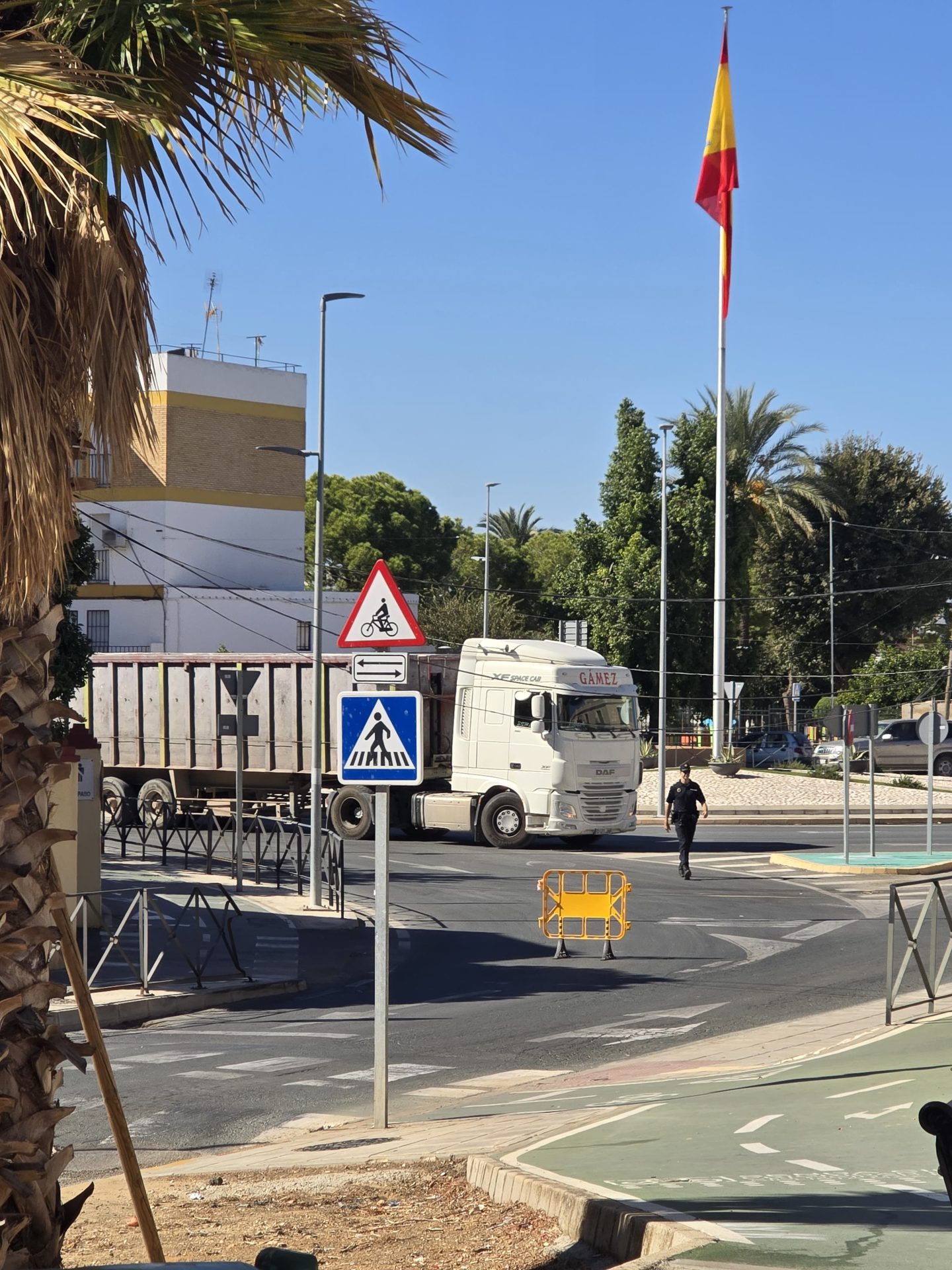 Camión retenido en la rotonda de la Guardia Civil en Marchena