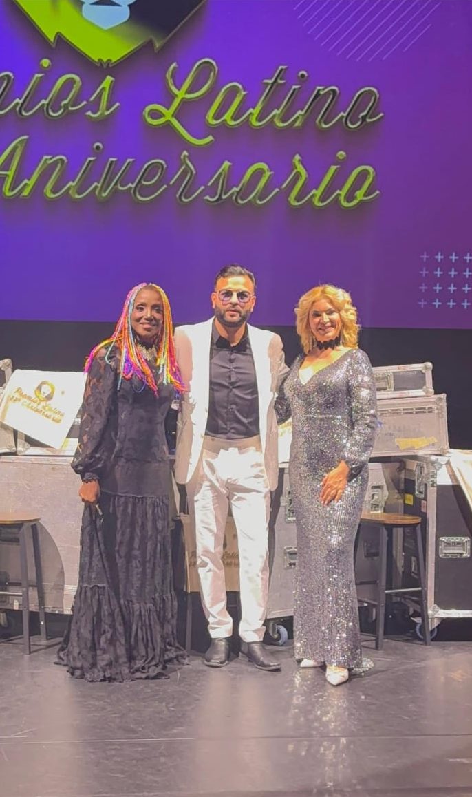 Joselito Cortés junto a dos asistentes en los Premios Latino