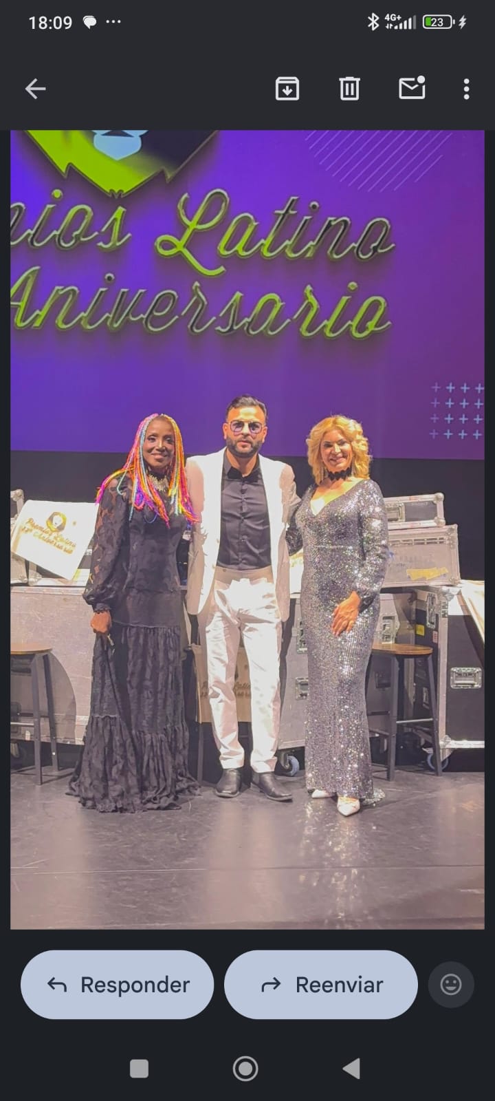 Joselito Cortés junto a dos asistentes en los Premios Latino