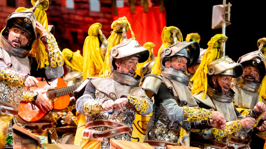 La chirigota de Écija Nos hemos venío arriba durante el Carnaval de Cádiz 2026