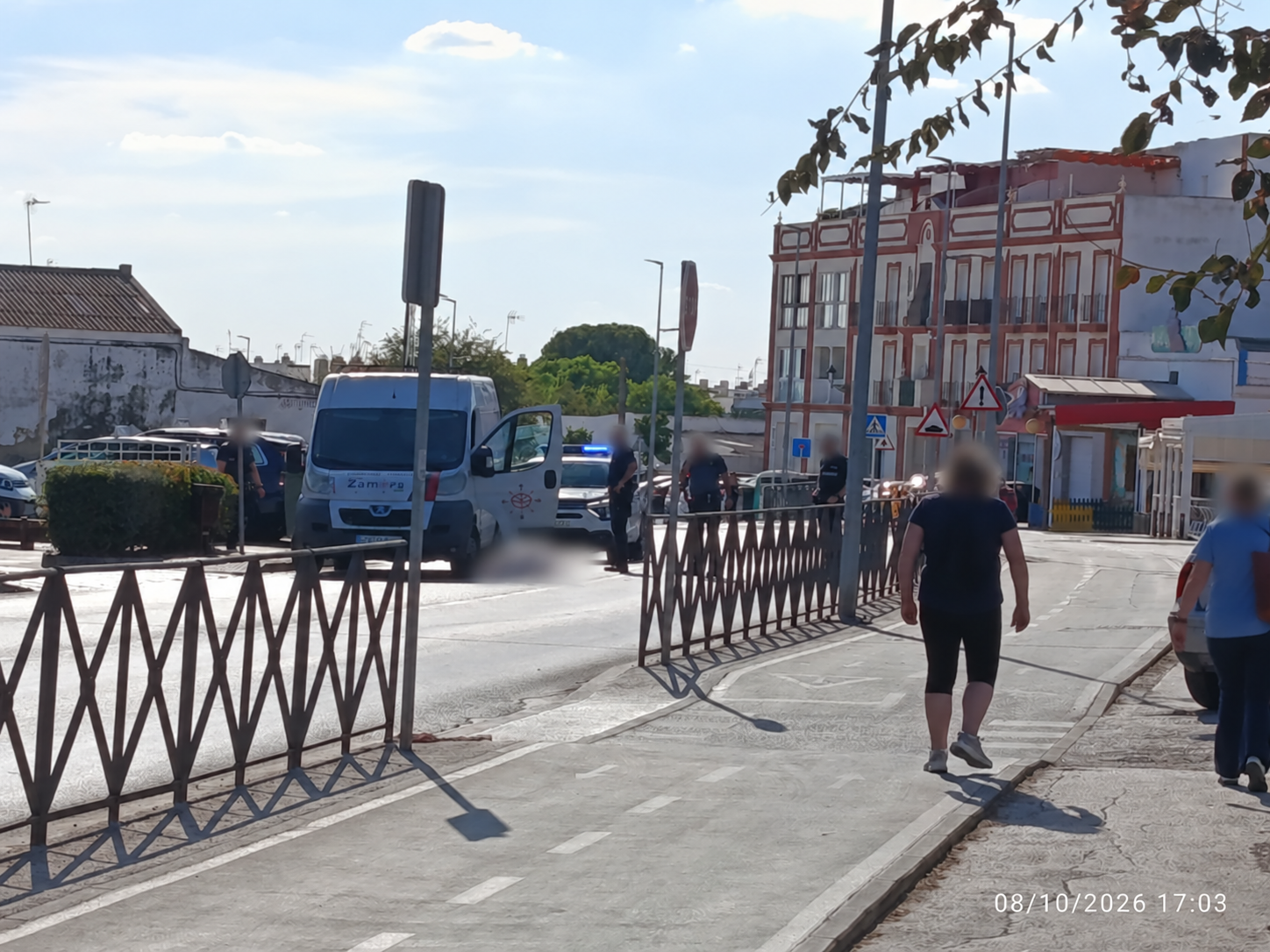 Intervención de los servicios de emergencia junto a una furgoneta en la travesía de San Ignacio de Marchena. Fotografía con zonas desenfocadas para preservar la privacidad.