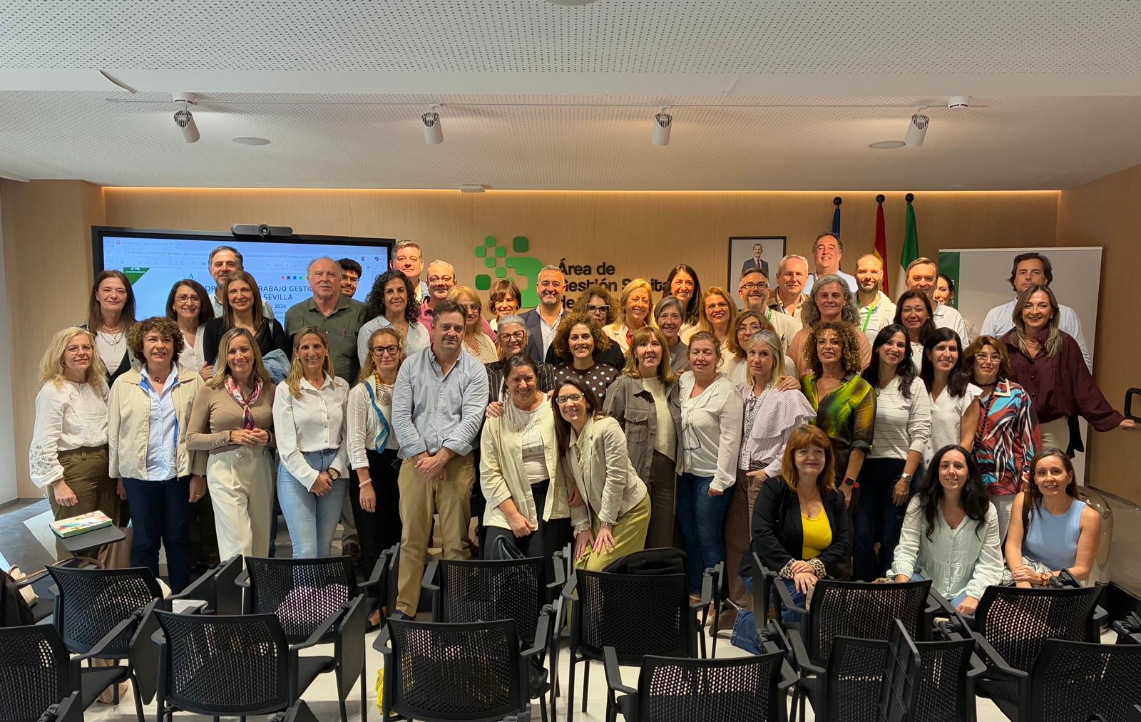 Foto de grupo de participantes en la tercera jornada provincial de Enfermería de Gestión de Casos en el Hospital La Merced de Osuna. Imagen facilitada por la Junta de Andalucía.