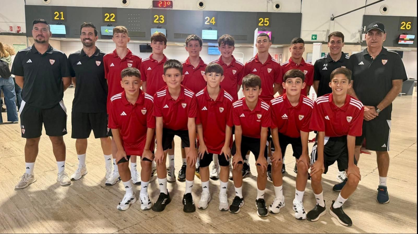 Jugadores y técnicos del Sevilla FC Infantil B en el aeropuerto antes del torneo de Orlando. Fotografía del Sevilla FC.